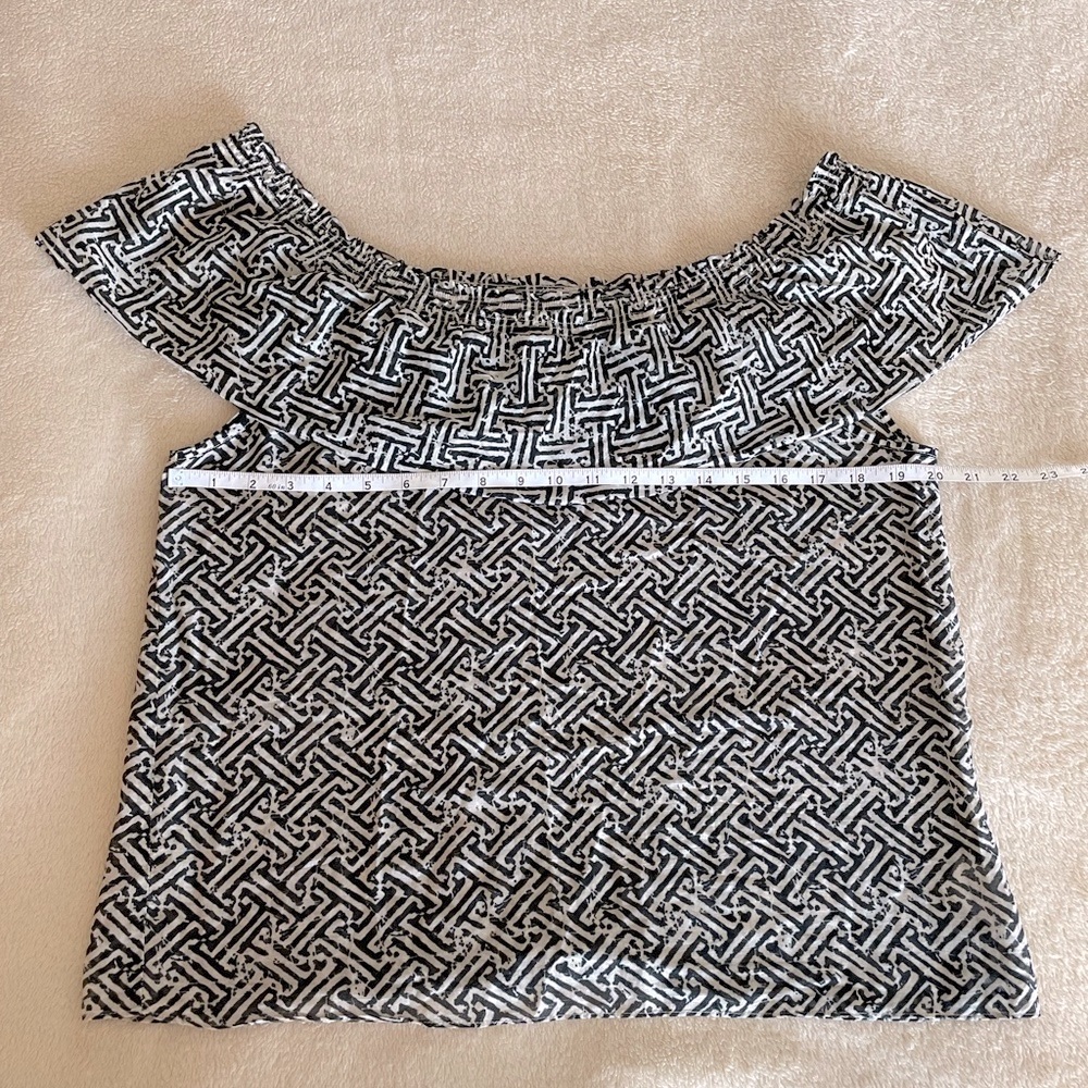 Michael Kors Ethnic Print Flutter Top - Size M - Picture 4 of 8